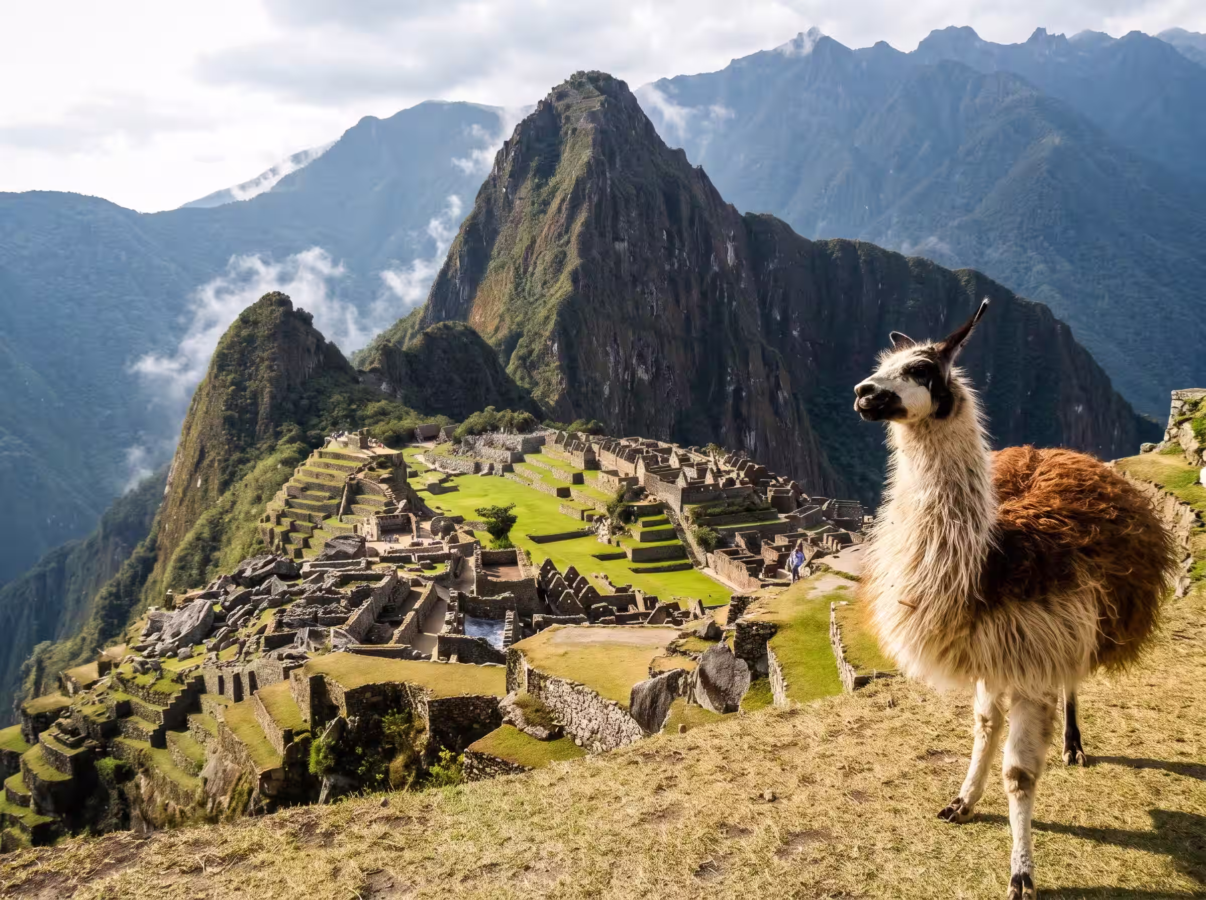 Machu Picchu Pueblo y su entorno montañoso, punto de conexión para visitar la ciudad inca.