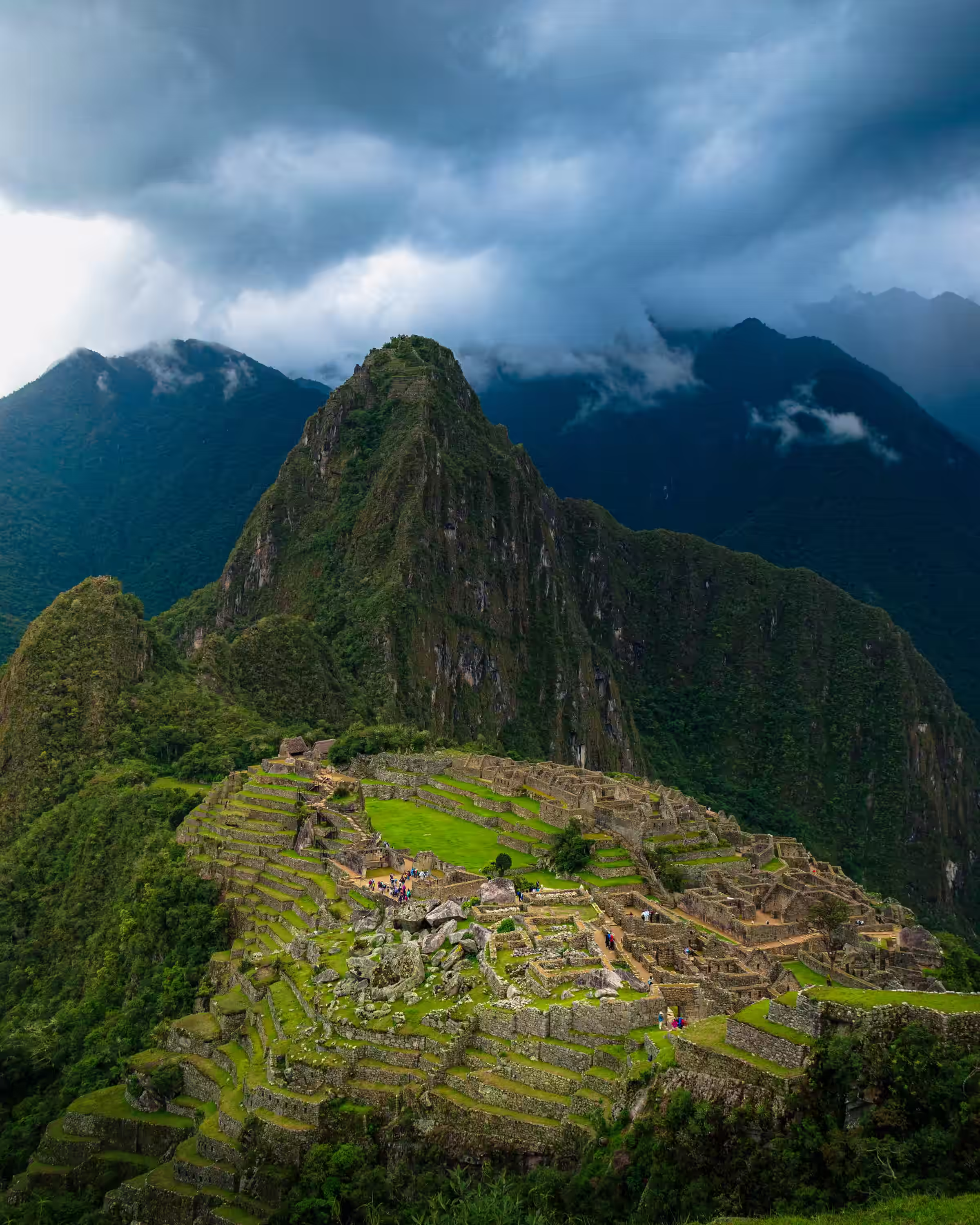 Machu Picchu entre laderas montañosas y vegetación del Santuario Histórico.