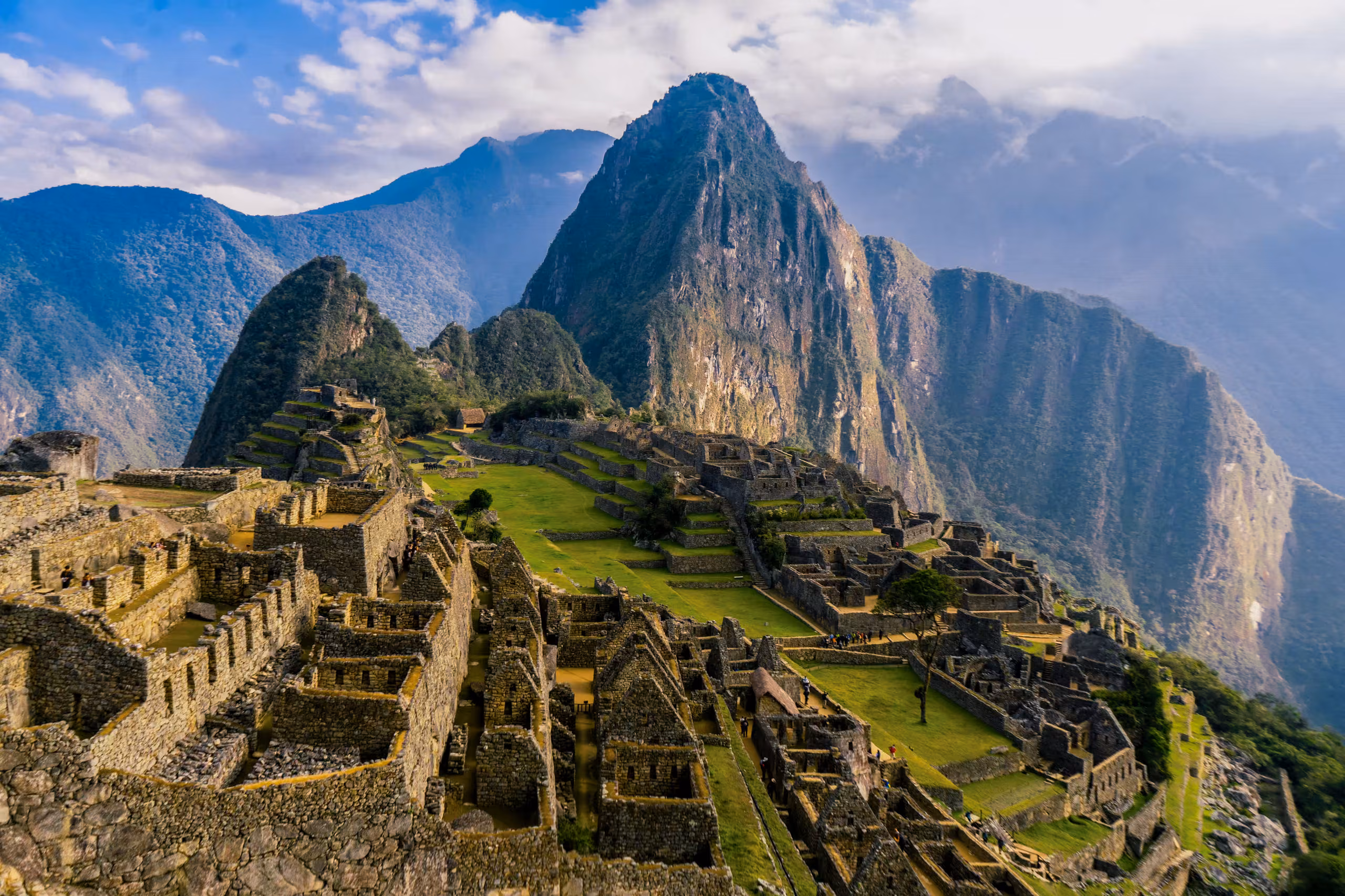 Muros y terrazas de la antigua ciudad inca de Machu Picchu vistos desde un ángulo lateral.