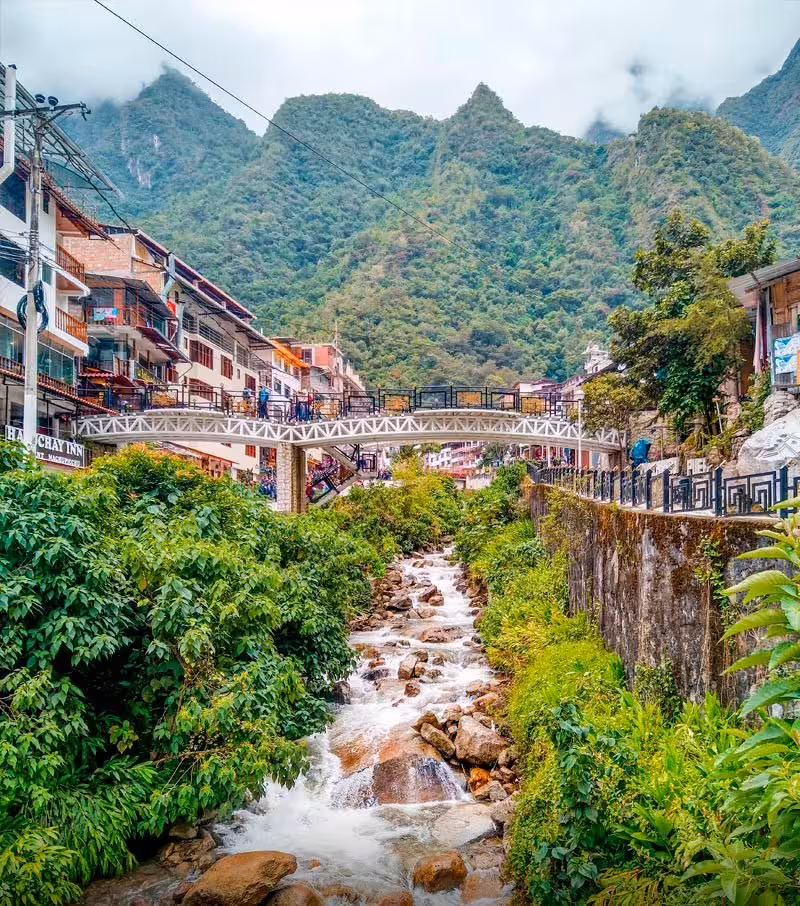Machu Picchu Pueblo, también conocido como Aguas Calientes, entre montañas peruanas.