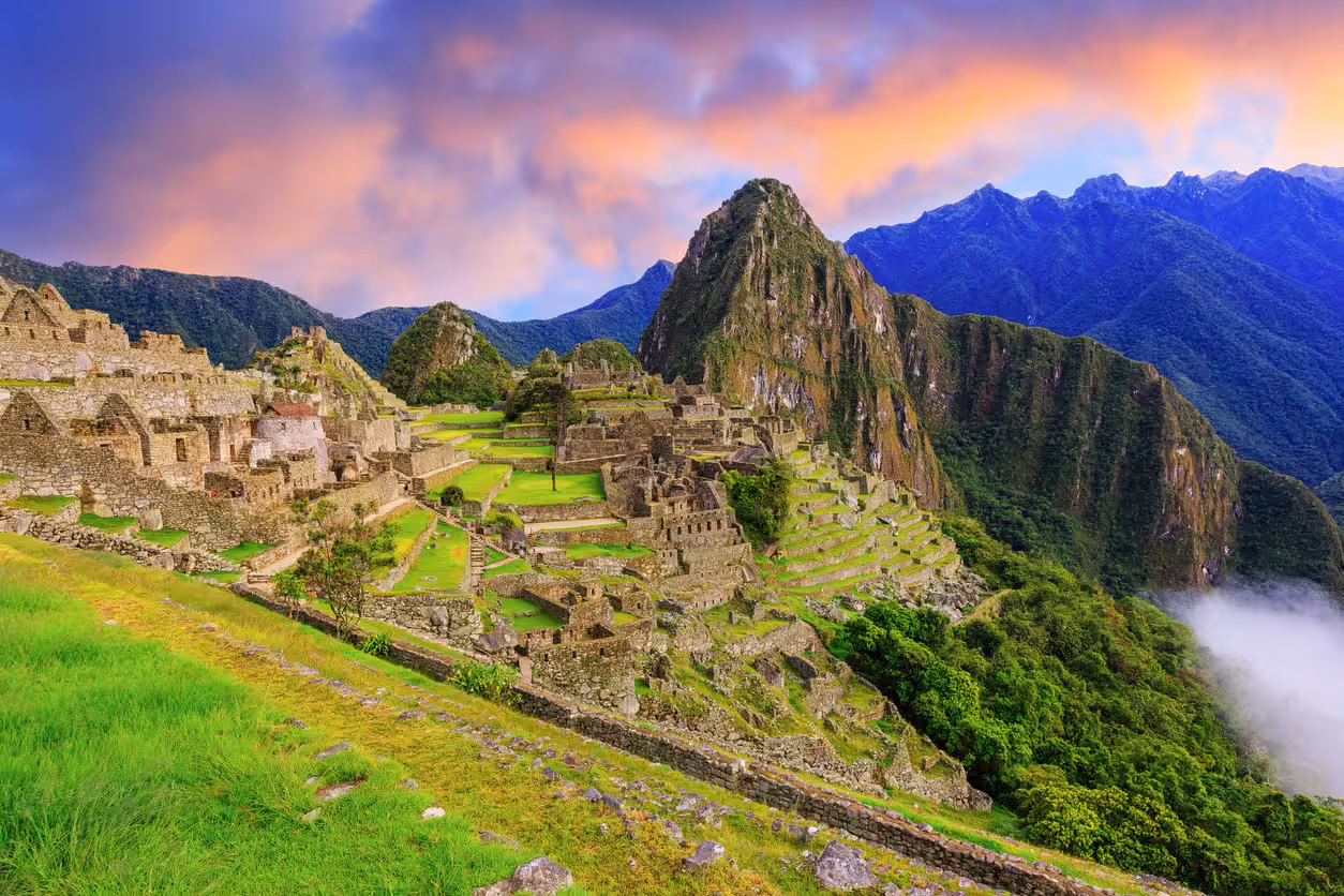 Ciudadela inca de Machu Picchu y sus terrazas arqueológicas rodeadas de montañas.