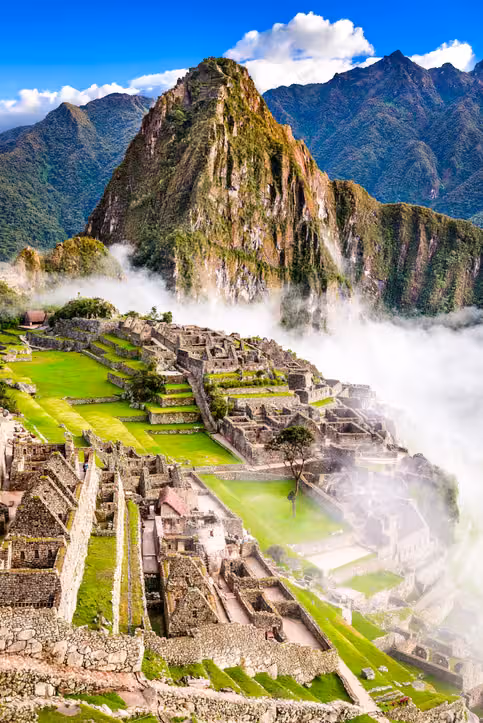 Construcciones incas de Machu Picchu y su paisaje montañoso.