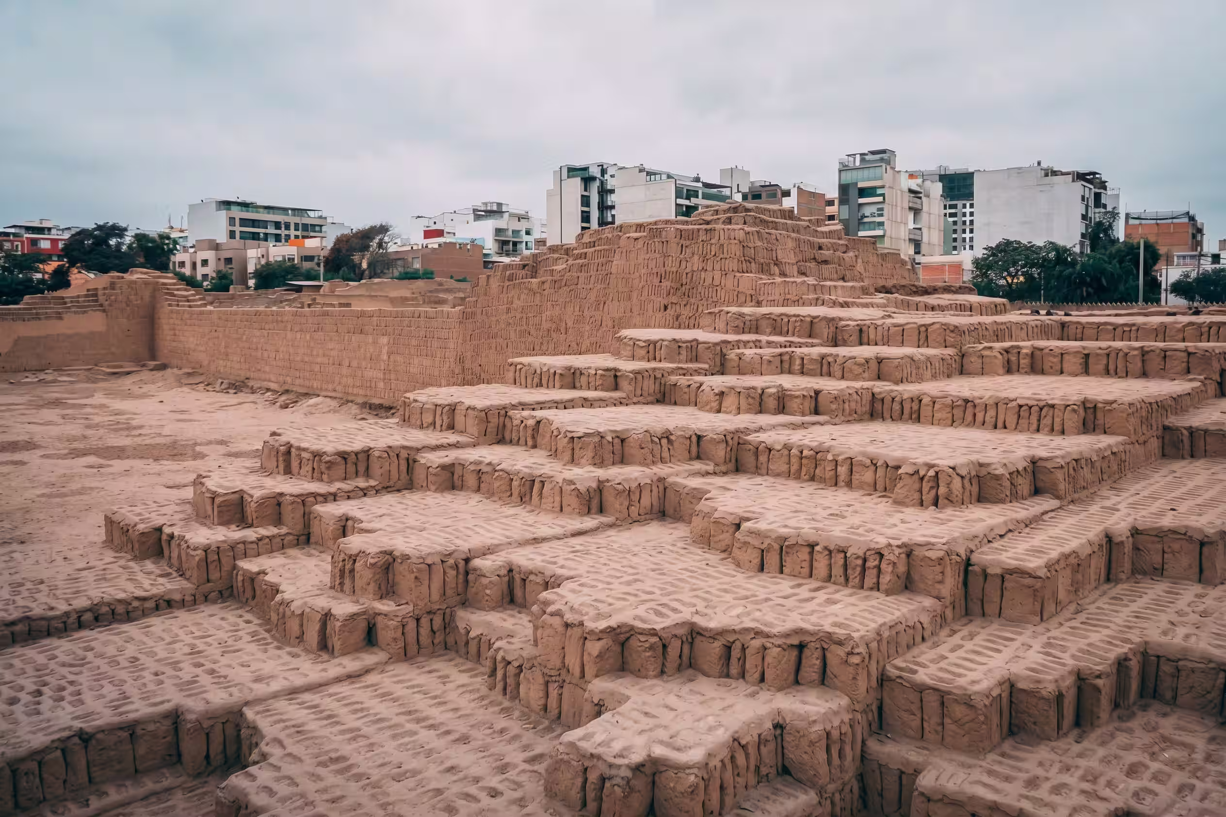 Vista de la Huaca Pucllana en Lima, junto al entorno urbano