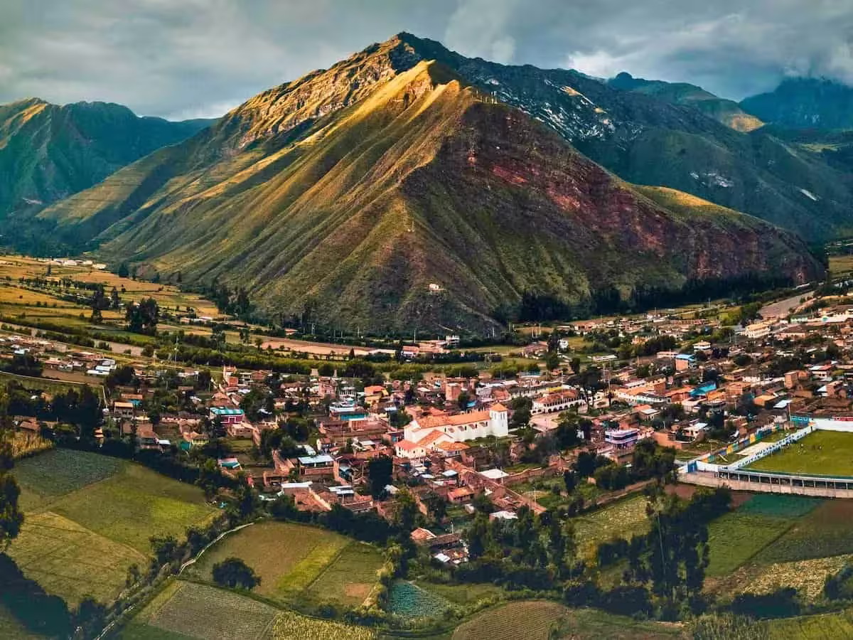 Montañas y valle en la región de Urubamba, Perú