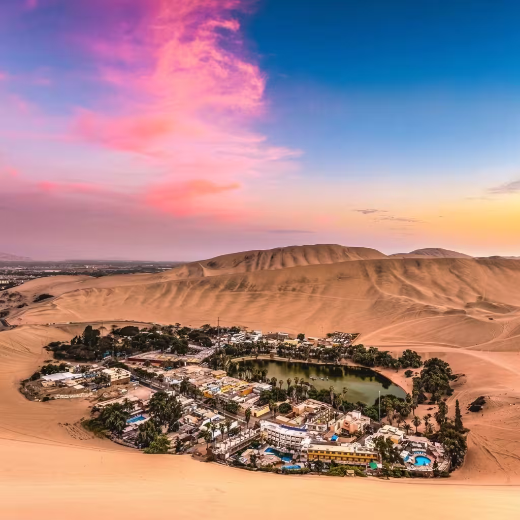 Oasis de Huacachina rodeado por las dunas del desierto de Ica