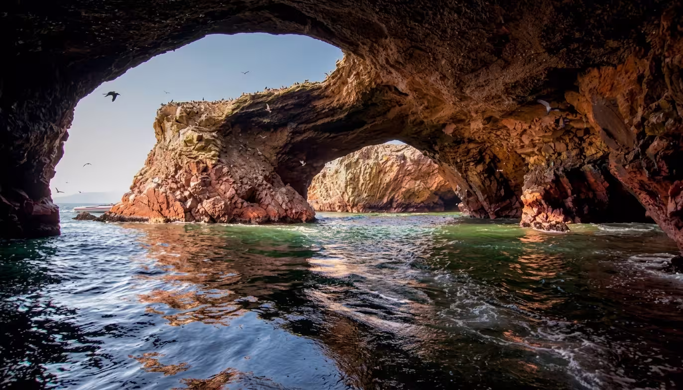Formaciones rocosas y paisaje marino de las Islas Ballestas