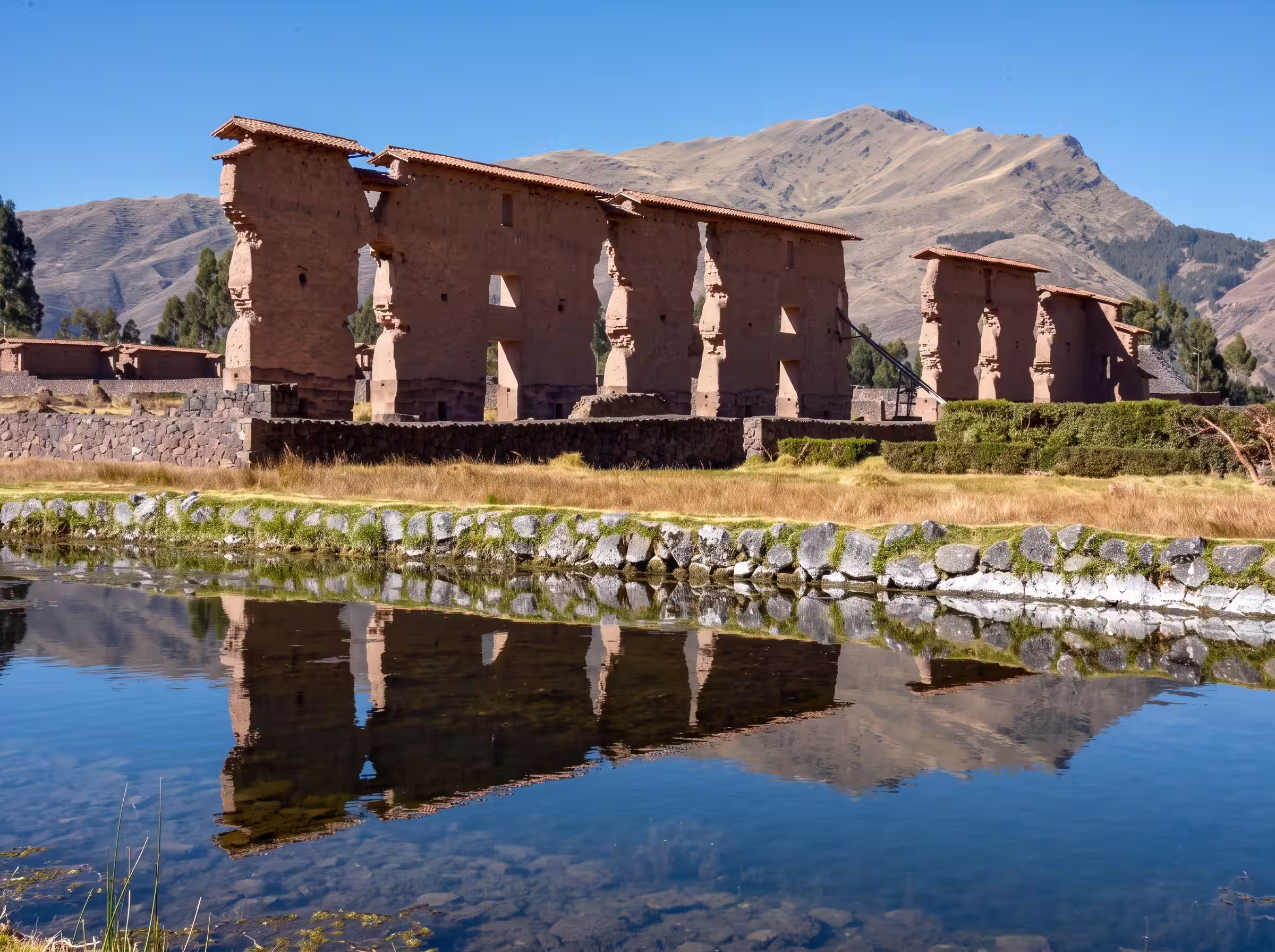 Construcciones arqueológicas de Raqchi, en la ruta hacia Cusco