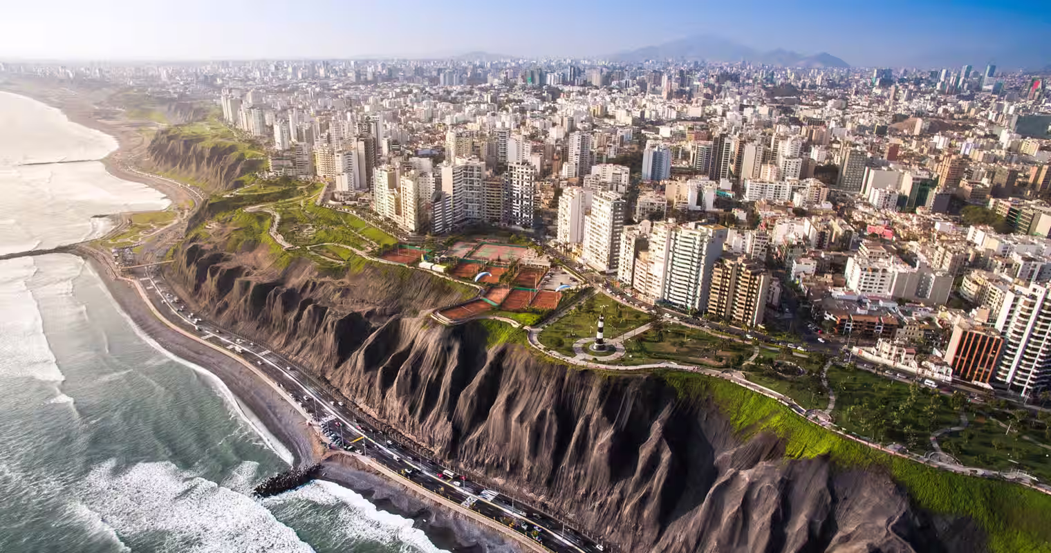Vista de la costa de Lima, ciudad donde comienza el recorrido por Perú y Bolivia.