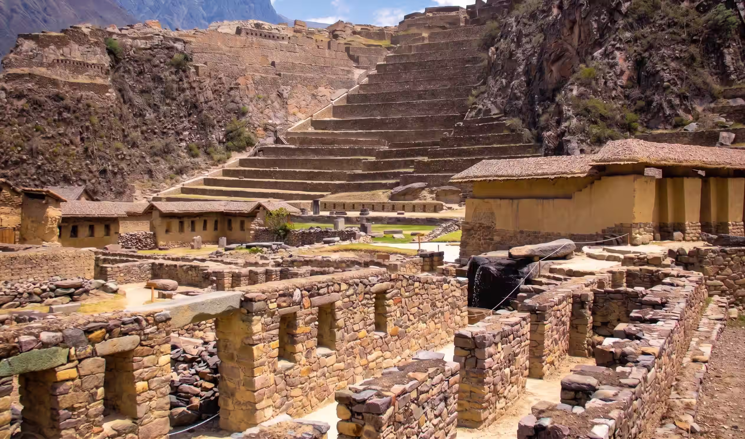 Terrazas incas y montañas alrededor del sitio arqueológico de Ollantaytambo.
