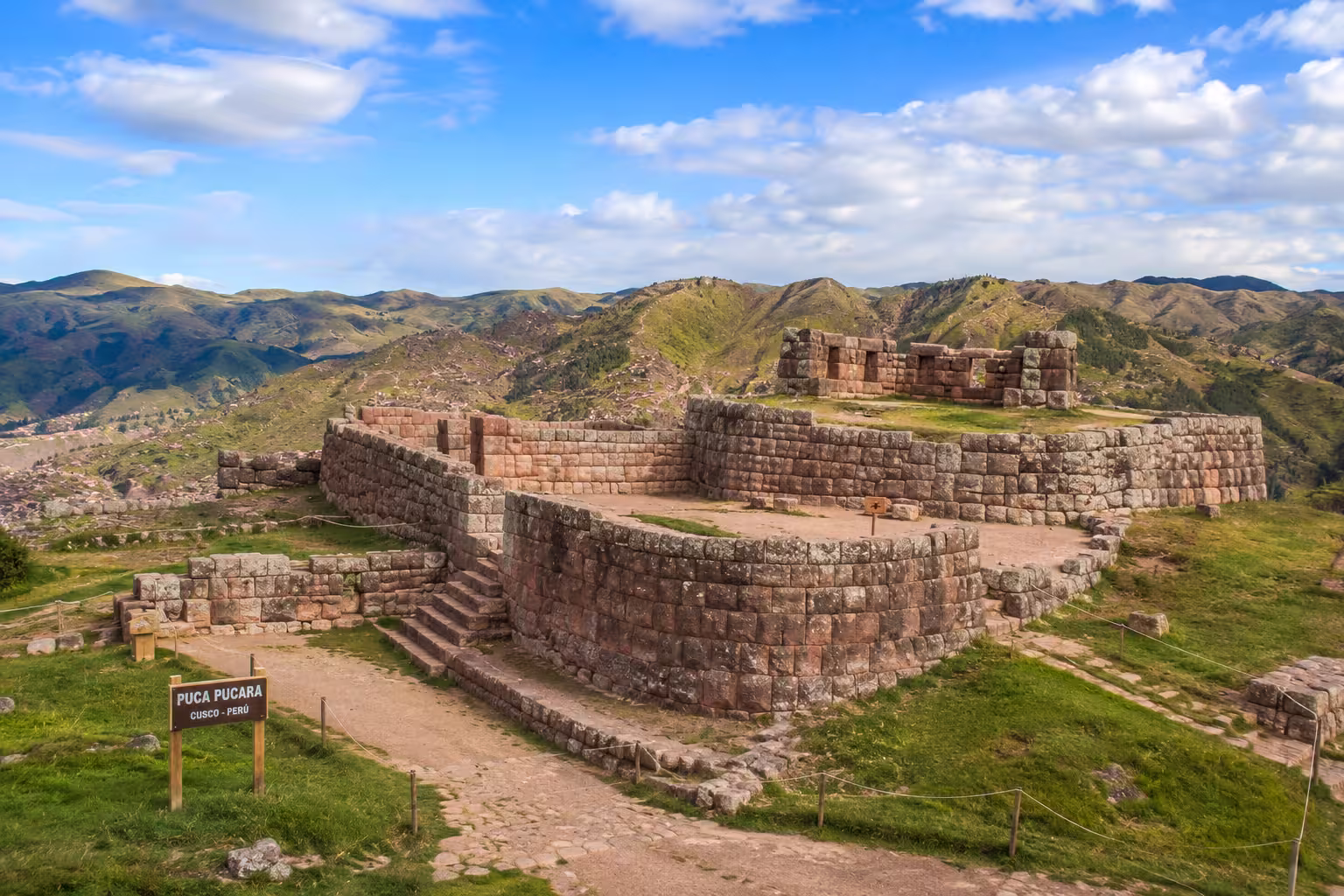 Paisaje montañoso del paso de La Raya, en la ruta de Cusco a Puno.