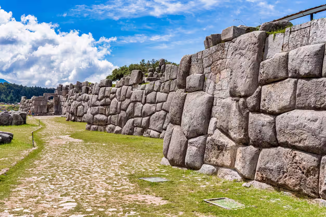 Muros de piedra del complejo arqueológico de Sacsayhuamán, en Cusco.