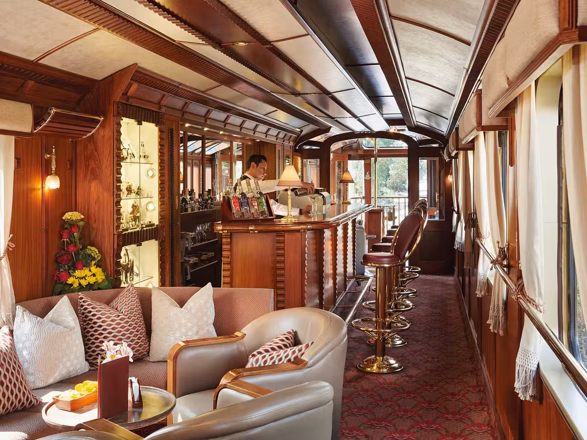 Vista del interior del tren Hiram Bingham en su recorrido por los Andes peruanos