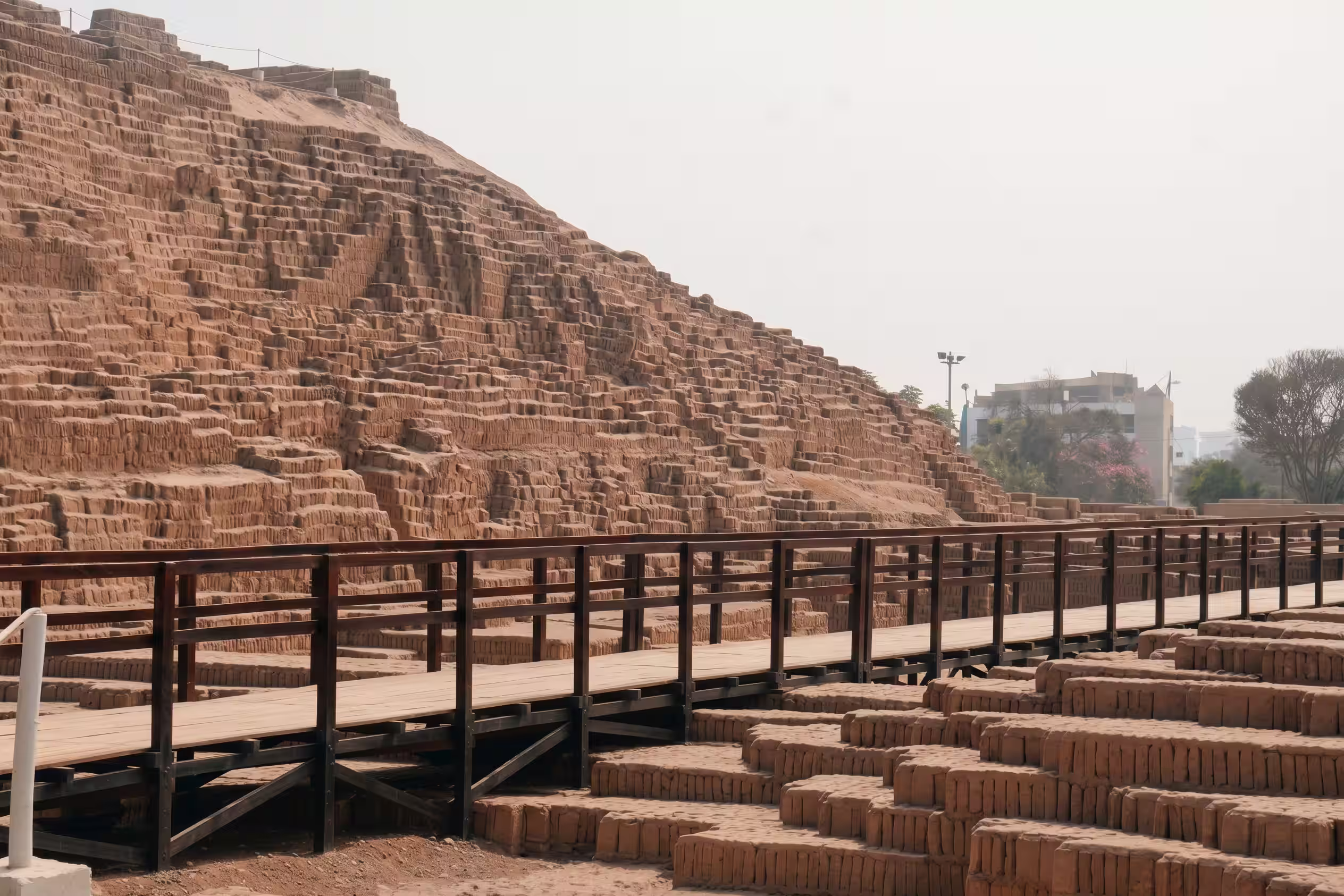 Huaca Pucllana junto al paisaje urbano de Lima