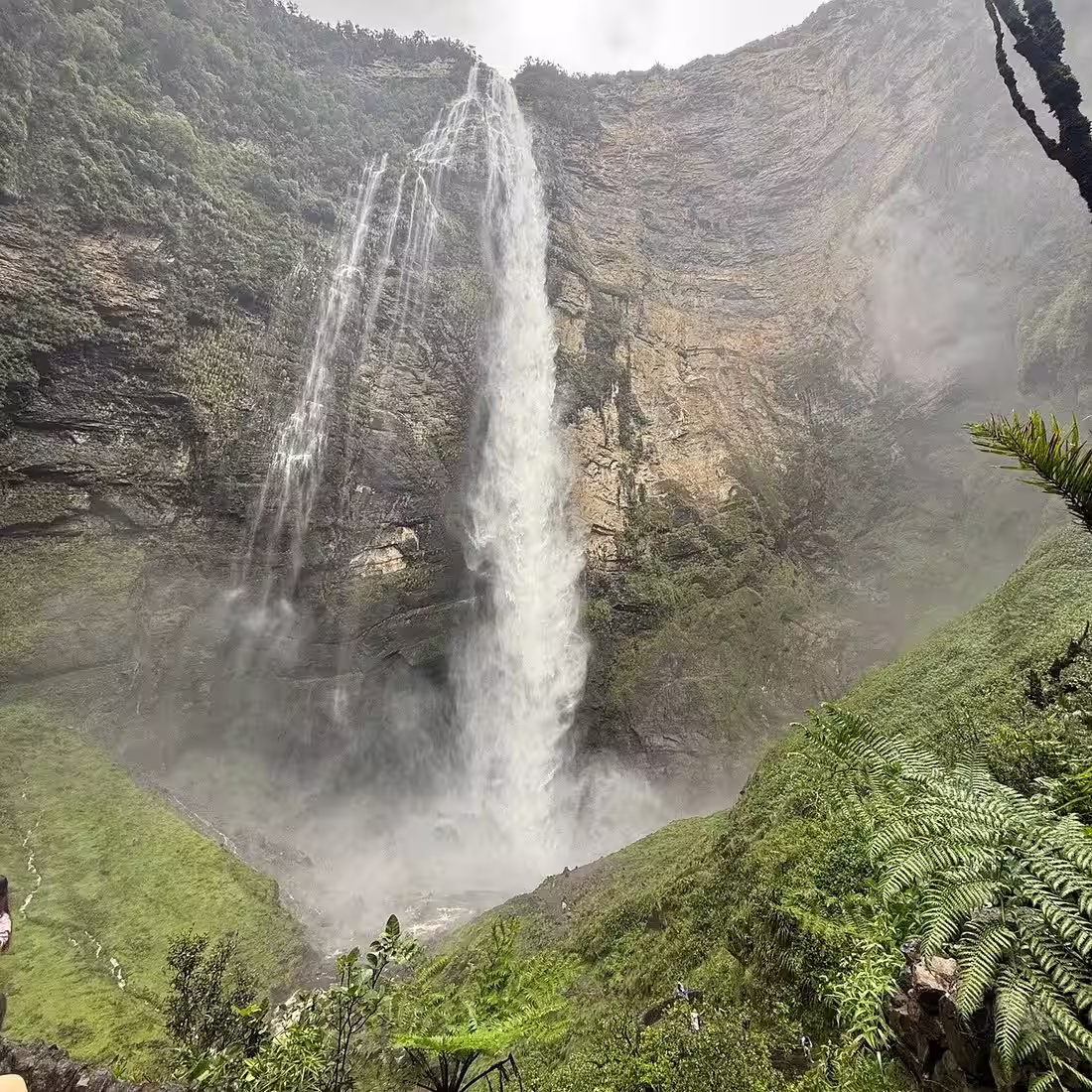 Catarata de Gocta cayendo entre montañas cubiertas de vegetación en Amazonas, Perú.
