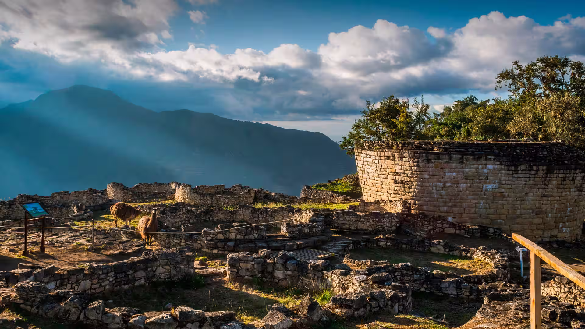 Construcciones de piedra de la fortaleza de Kuélap, rodeadas de montañas.