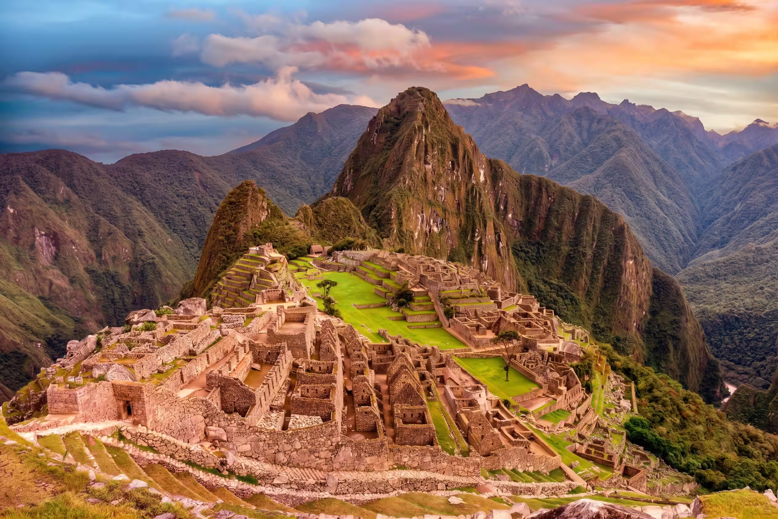 Construcciones y terrazas incas de Machu Picchu rodeadas por montañas.