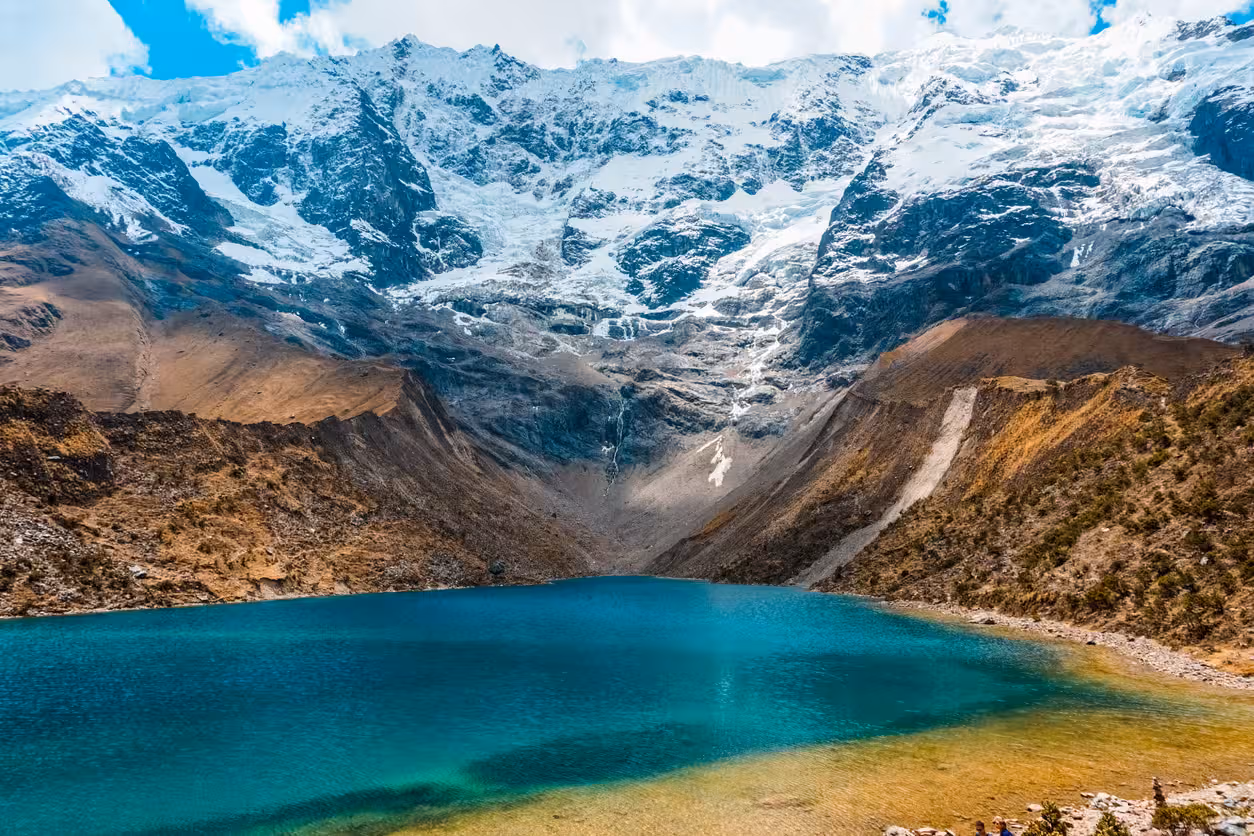 Laguna Humantay de aguas turquesas, rodeada por montañas y nevados de los Andes peruanos.