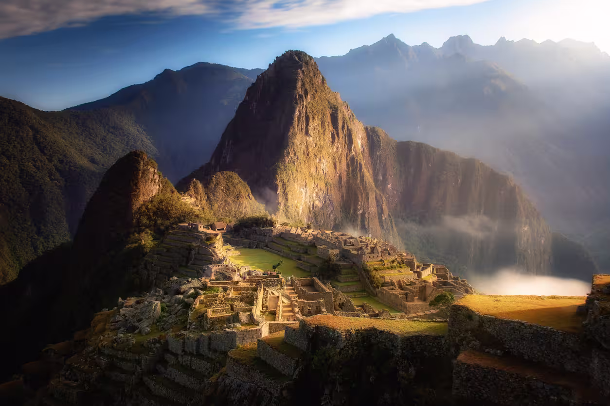 Construcciones incas de Machu Picchu en su entorno montañoso
