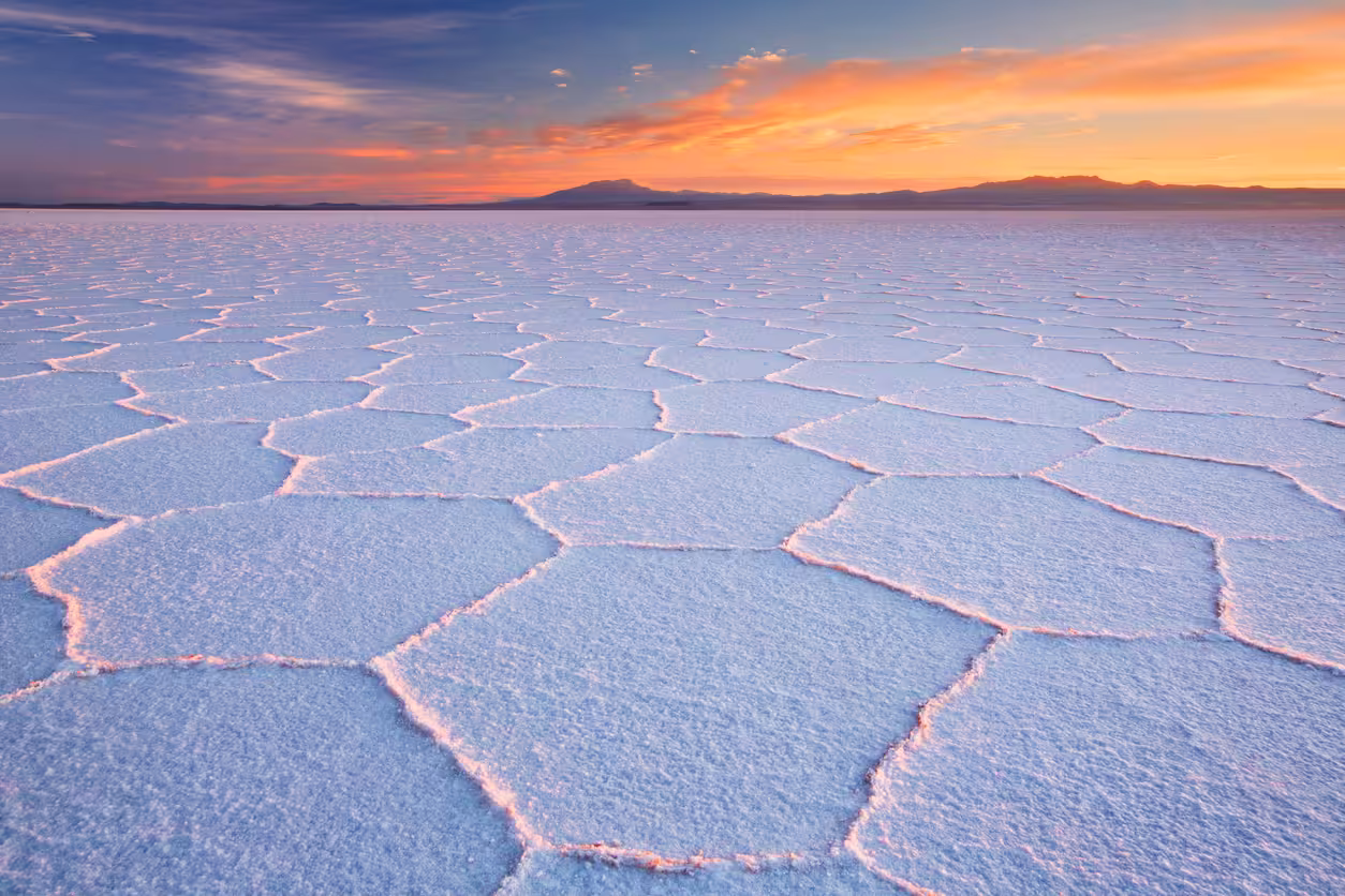 Extensión blanca del Salar de Uyuni en Bolivia, rodeada por un horizonte abierto.