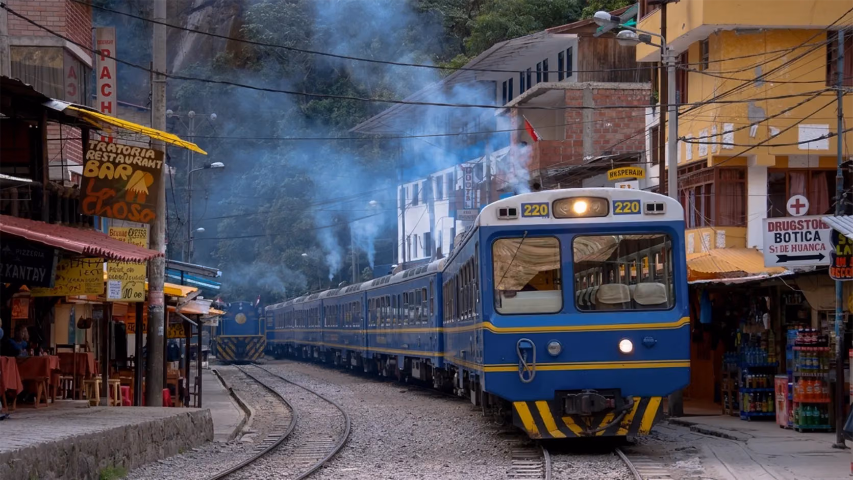 Ilustración editorial de un tren turístico junto a un río, entre montañas verdes y nubes.
